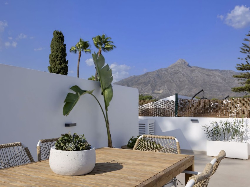 Terrass till penthouselägenheten i Los Dragos, Nueva Andalucía Öppen terrass med utgång från vardagsrummet, med utsikt över omgivningarna i Nueva Andalucía.